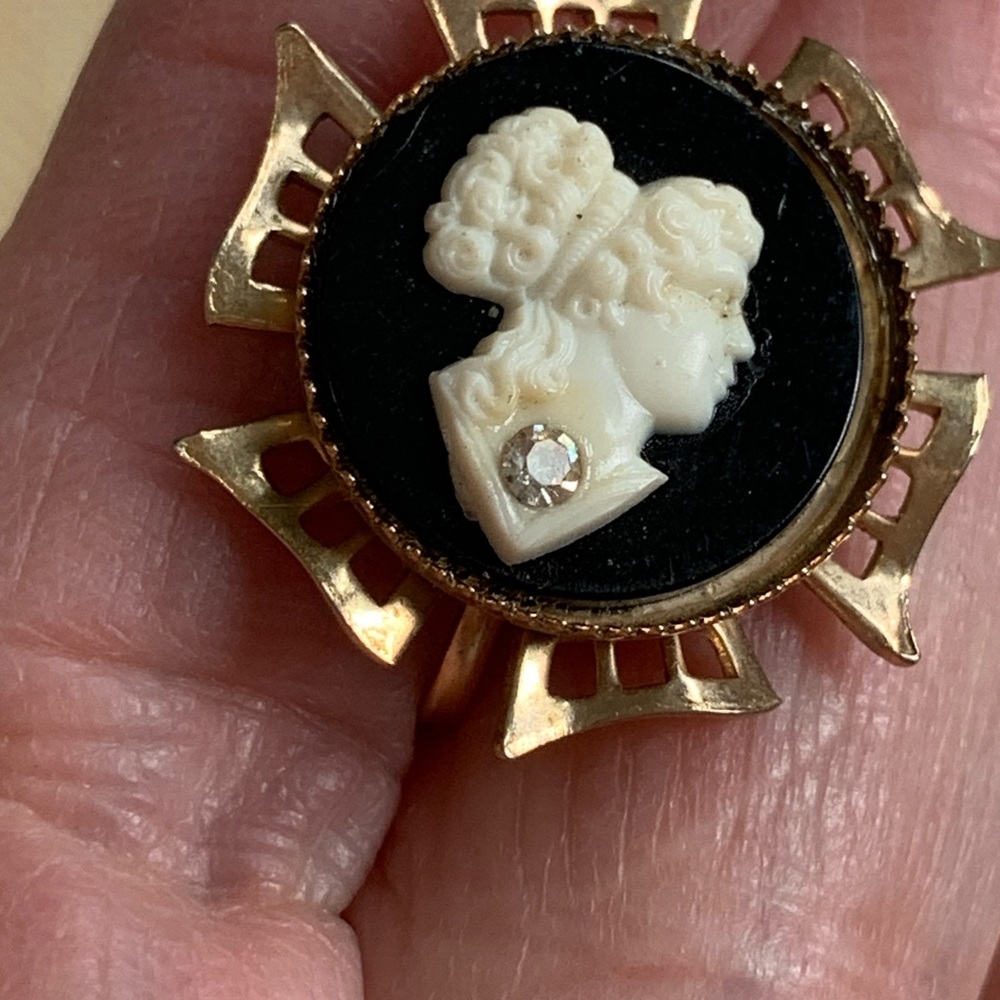 Elegant Gold and Black Cameo Earrings - Picture 6 of 8